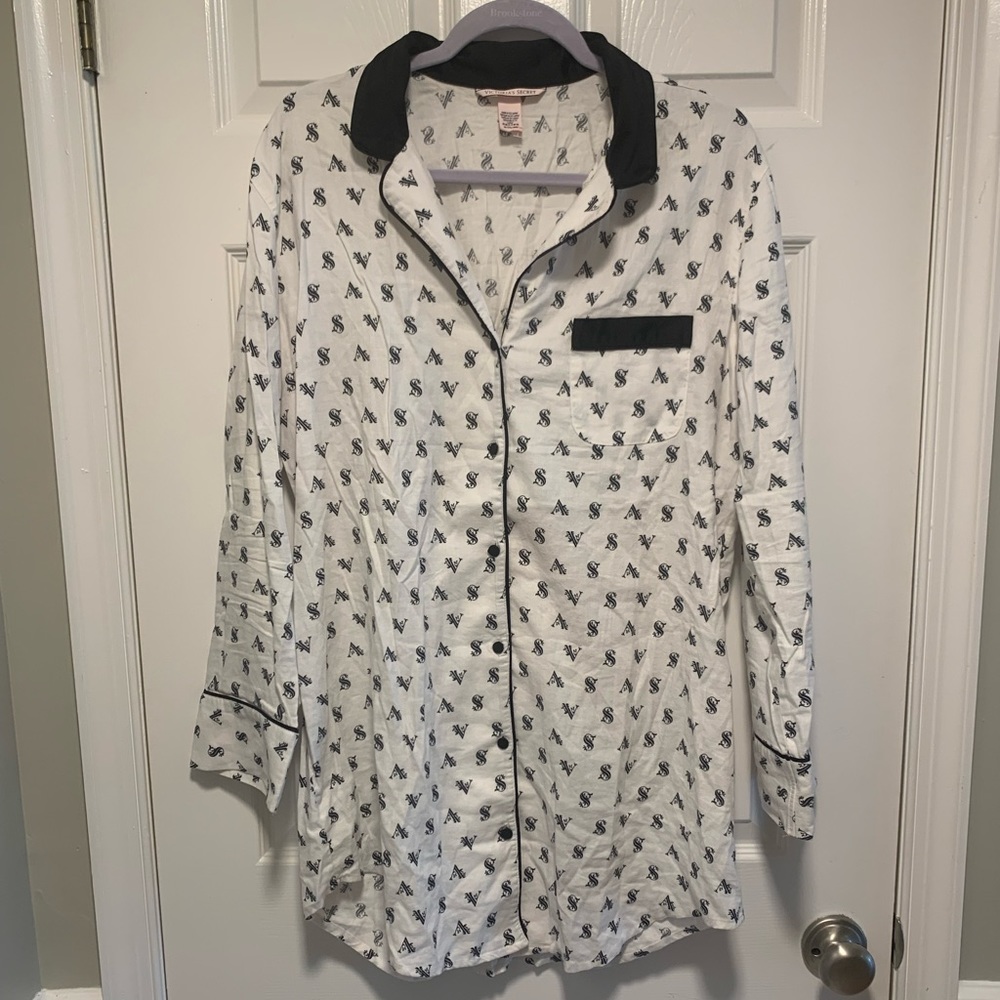 Like new! Victoria’s Secret Long-sleeve Night Gown - Size M